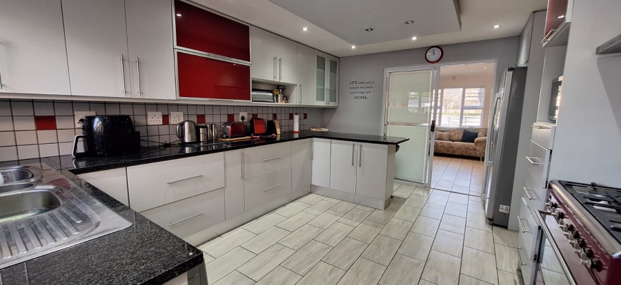 5 Bedroom Property for Sale in Elfindale Western Cape